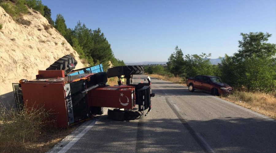 Uşak'ta otomobille traktör çarpıştı! 2 kişi yaralandı