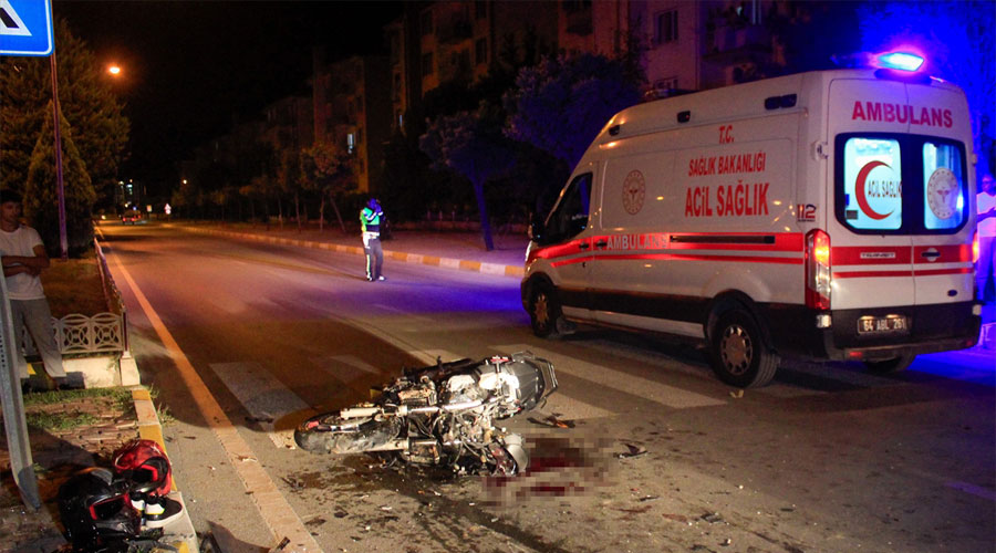 Uşak'ta kamyonetle çarpışan motosikletteki 2 kişi yaşamını yitirdi