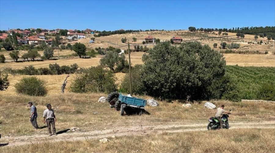 Uşak'ta köy yolunda traktör devrildi! Yaralılar var...