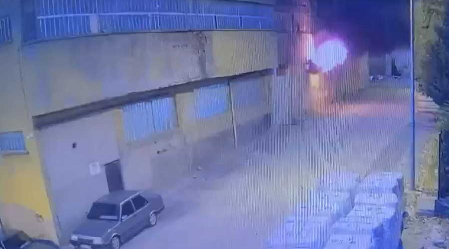 Uşak'ta tekstil fabrikasındaki yangının çıkış anı güvenlik kamerasında