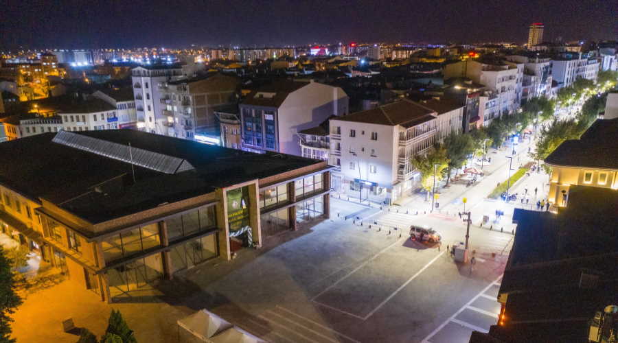 Uşak'ta şehrin göbeğinde yepyeni bir ticaret merkezi açıldı