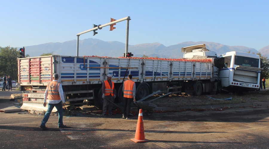 Uşak-İzmir kara yolunda tır işçi servisine çarptı! 23 yaralı var