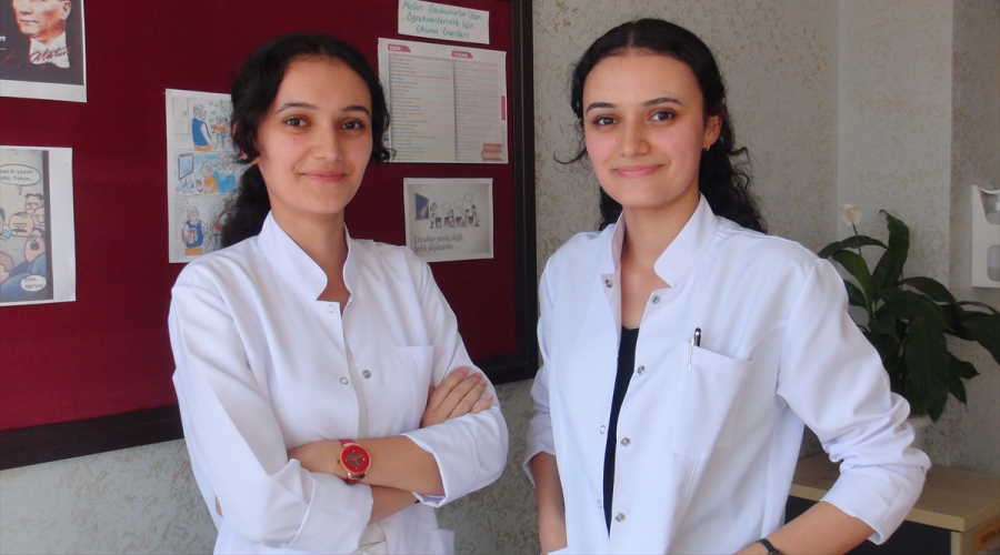 Uşaklı  tek yumurta ikizleri aynı okulda öğretmen olarak göreve başladı