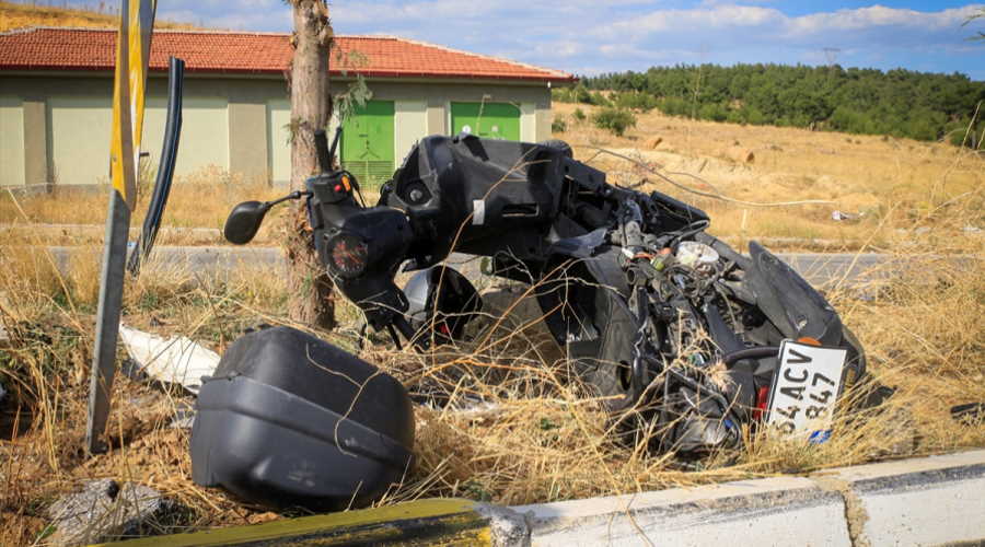 Uşak'ta otomobille çarpışan motosikletteki karı koca ağır yaralandı