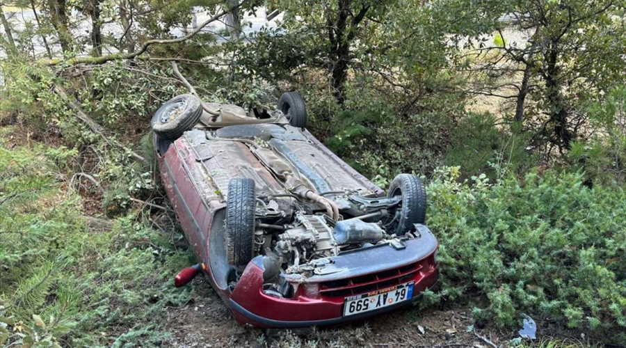 Uşak'taki trafik kazasında 19 yaşındaki sürücü yaralandı