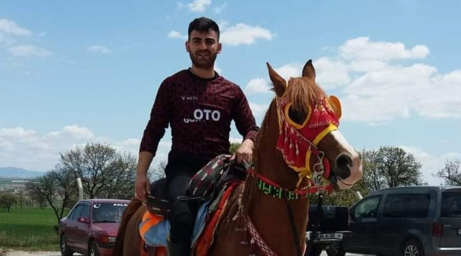 Uşak'taki cirit gösterisinde genç ciritçi ağır yaralandı