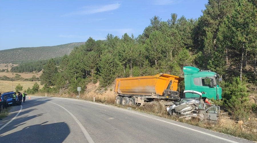 Tır ile çarpışan otomobildeki yaşlı kadın yaşamını yitirdi