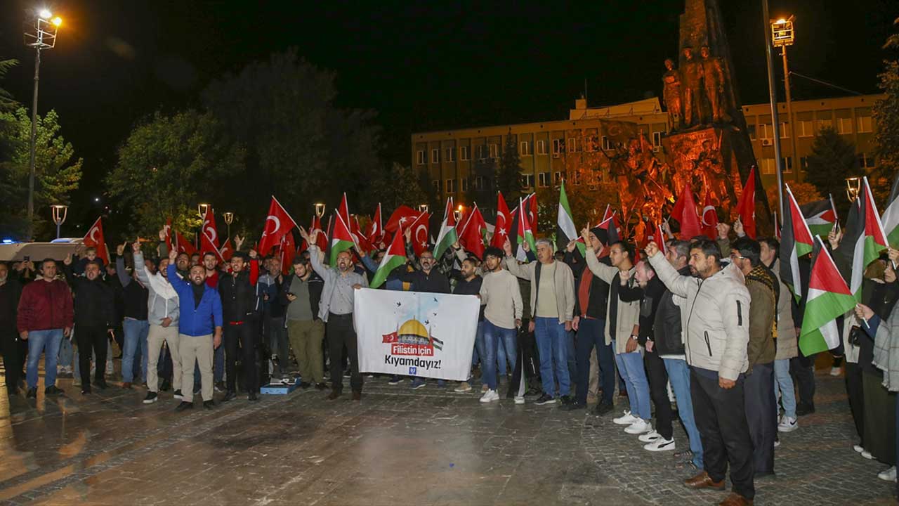 Uşaklılar İsrail'in Gazze'deki hastaneye saldırısını protesto etti