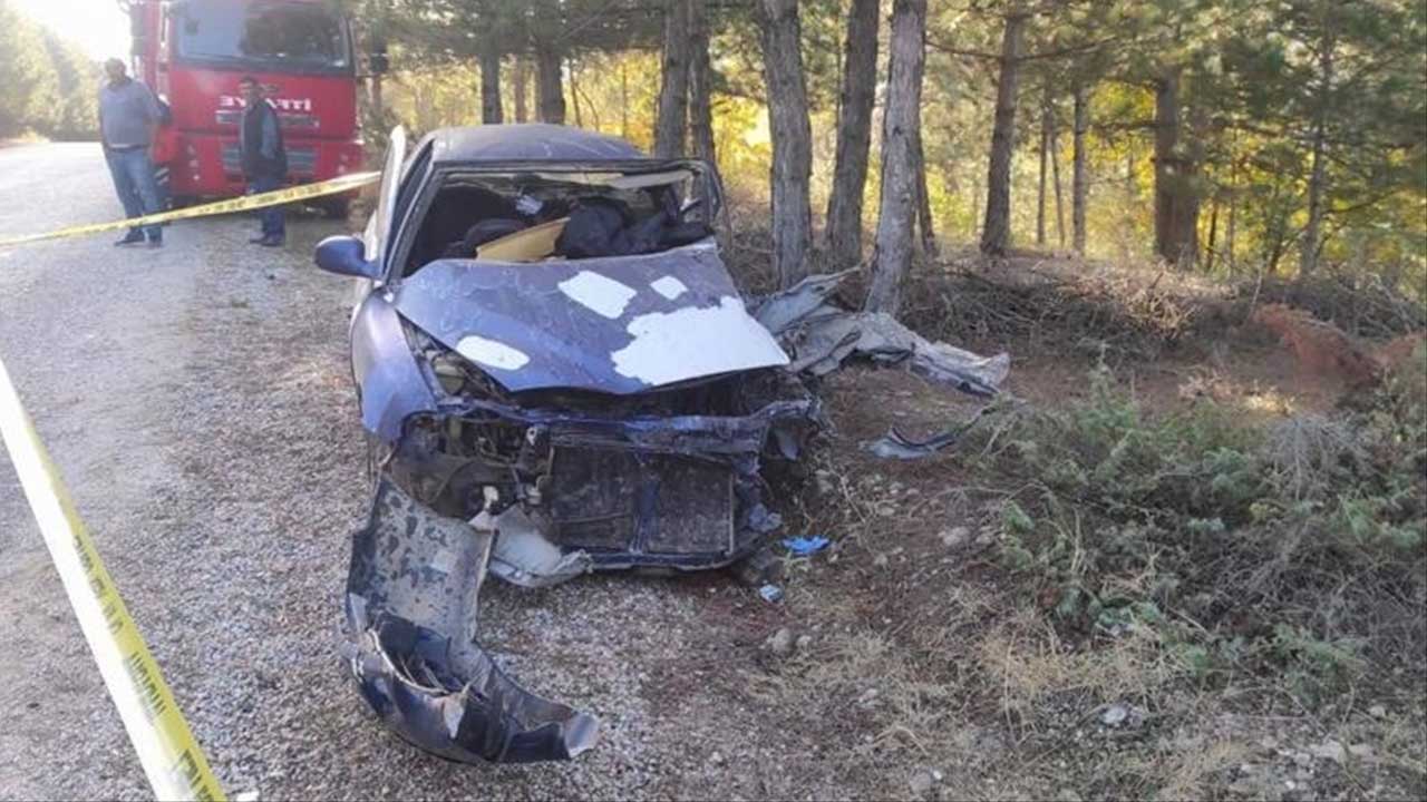 Uşak Banaz'da kamyonla otomobil çarpıştı! 1 kişi öldü, 3 kişi yaralandı