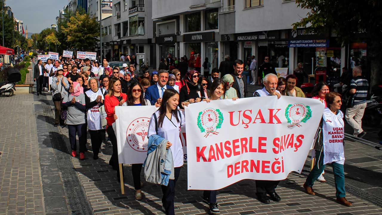 Uşak'ta meme kanserine farkındalık yaratmak için yürüdüler