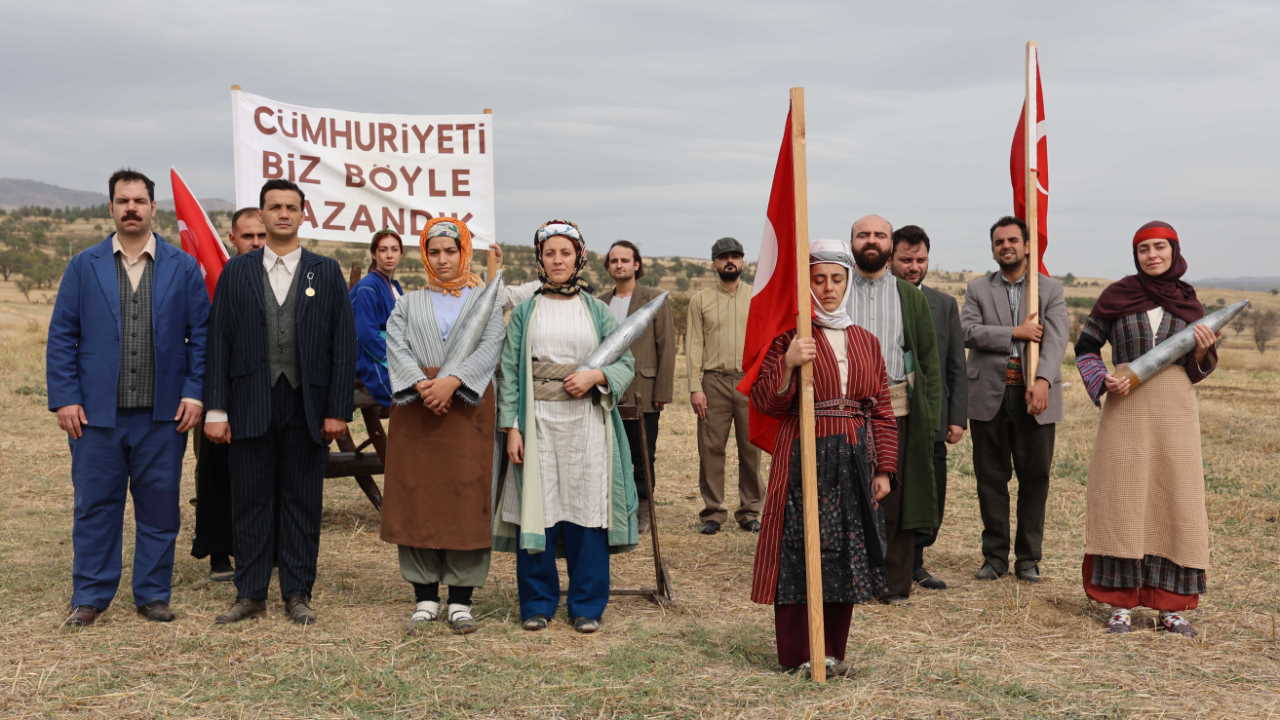 Uşak Belediyesi Şehir Tiyatrosu oyuncuları “Cumhuriyeti biz böyle kazandık” fotoğrafını canlandırdı