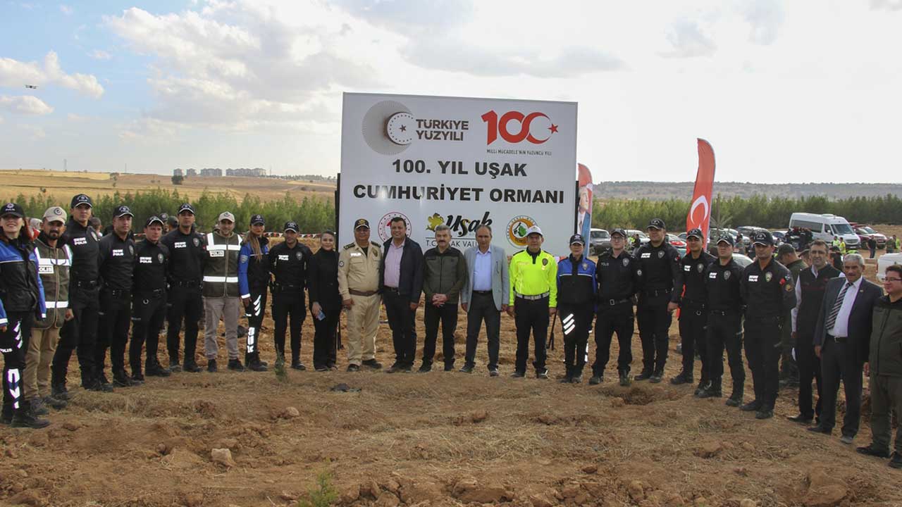 Uşak'ta Cumhuriyet'in 100. yılı dolayısıyla 1923 fidan dikildi
