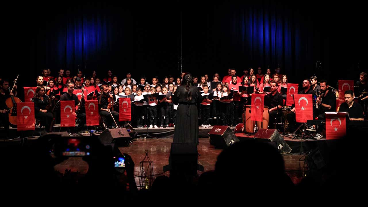 Uşak'ta Cumhuriyet'in 100. yılı dolayısıyla konser verildi