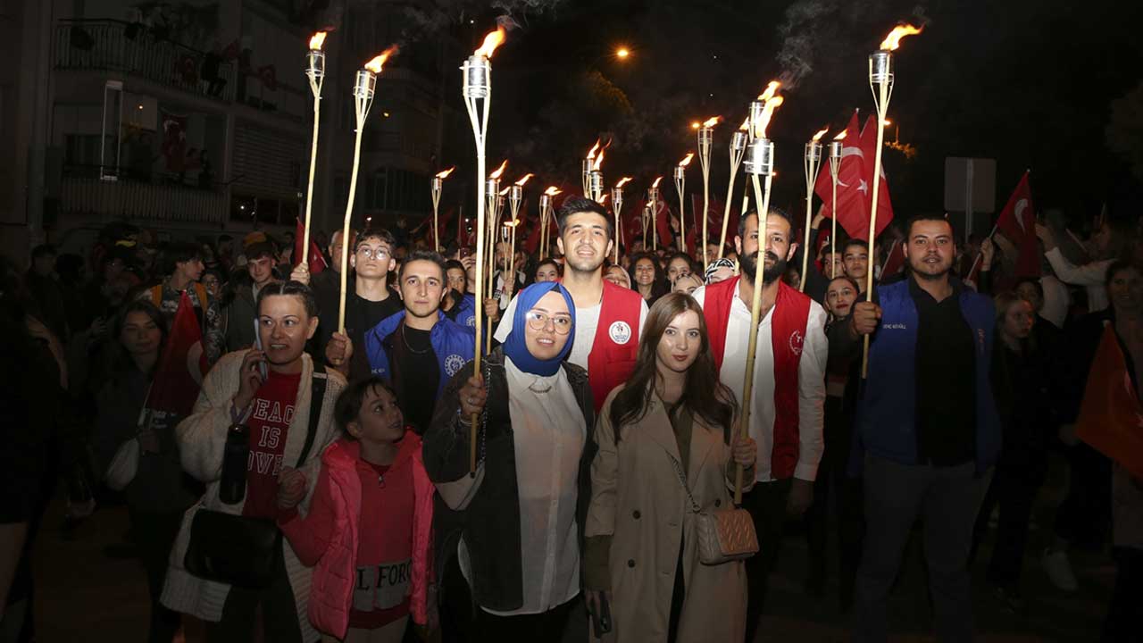 Uşak'ta Cumhuriyet’in 100. yılında fener alayı düzenlendi
