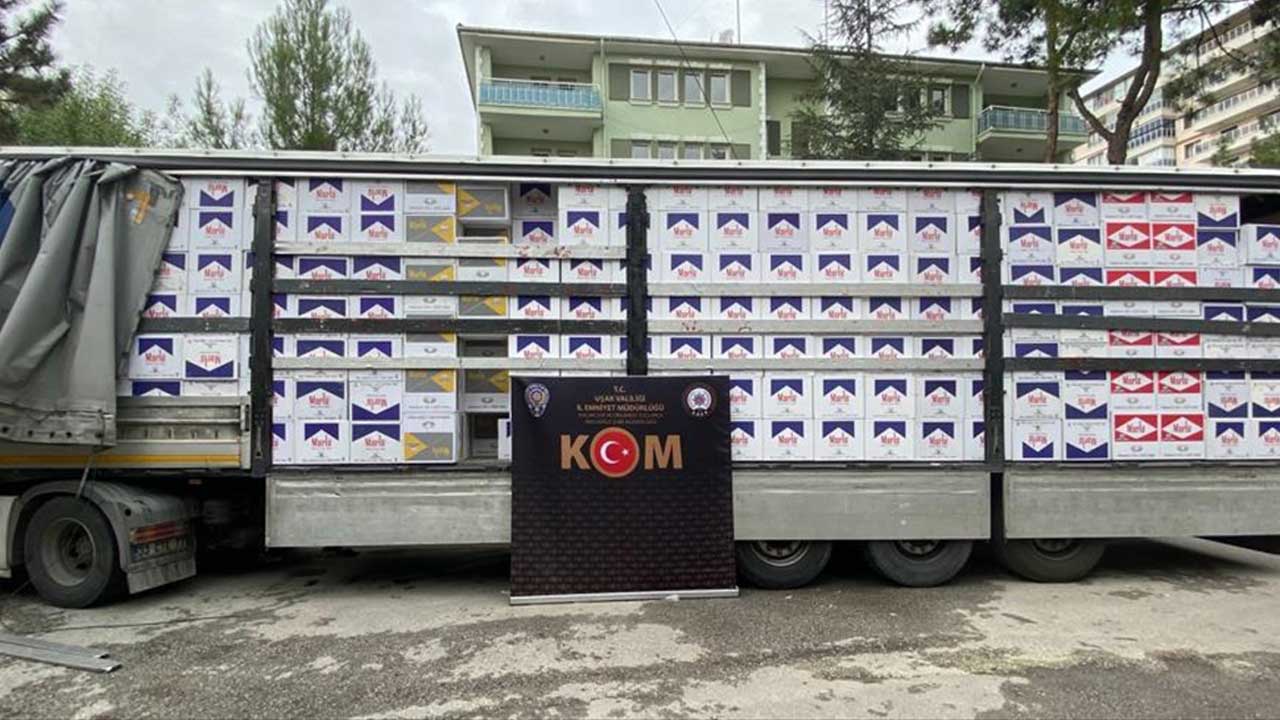 Uşak'ta durdurulan tırda milyonlarca bandrolsüz makaron ele geçirildi