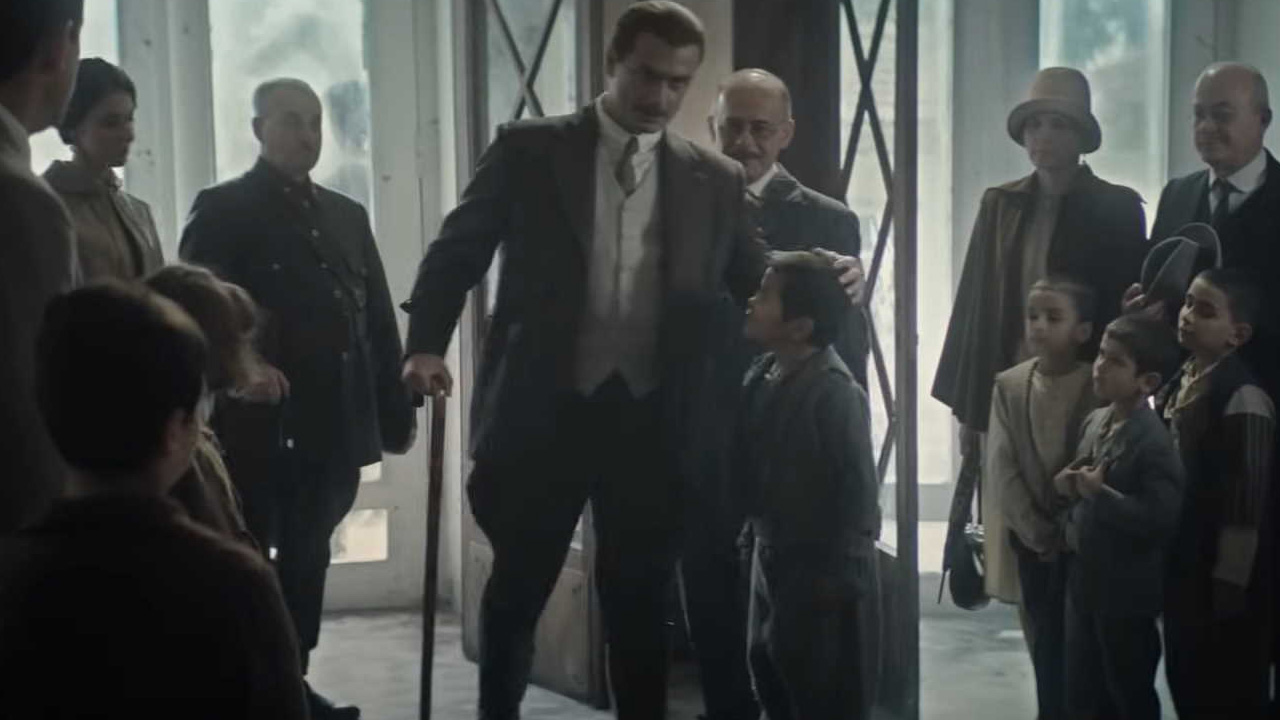 Atatürk Uşak’ta şehit çocuğuyla buluşması! O video herkesi göz yaşına boğdu
