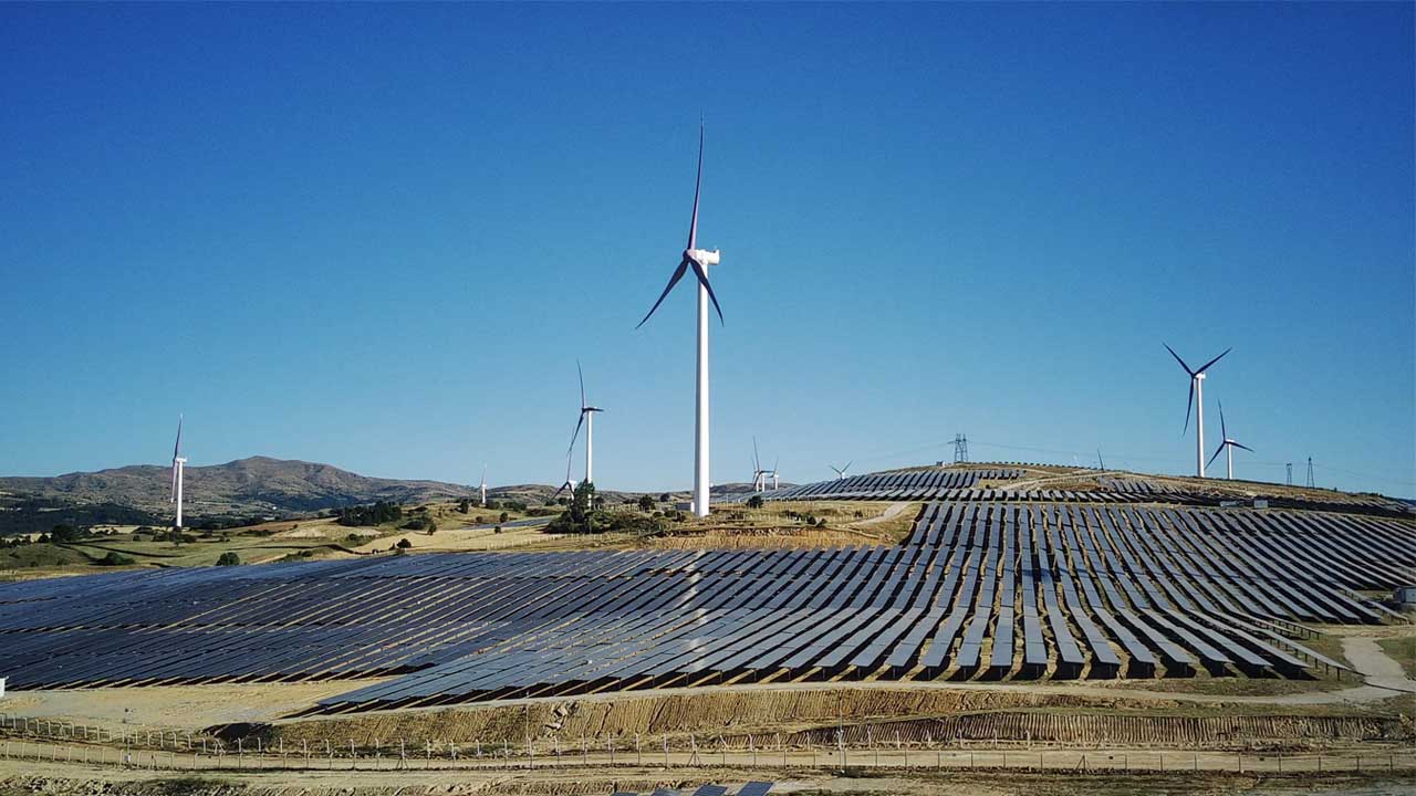 Aydem Enerji açıkladı: Türkiye’nin en büyük mor kanatlı türbinleri Uşak’ta!