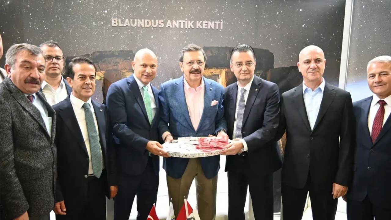Uşak’ın yöresel lezzetleri binlerle buluştu: Baklava ve tarhana favori