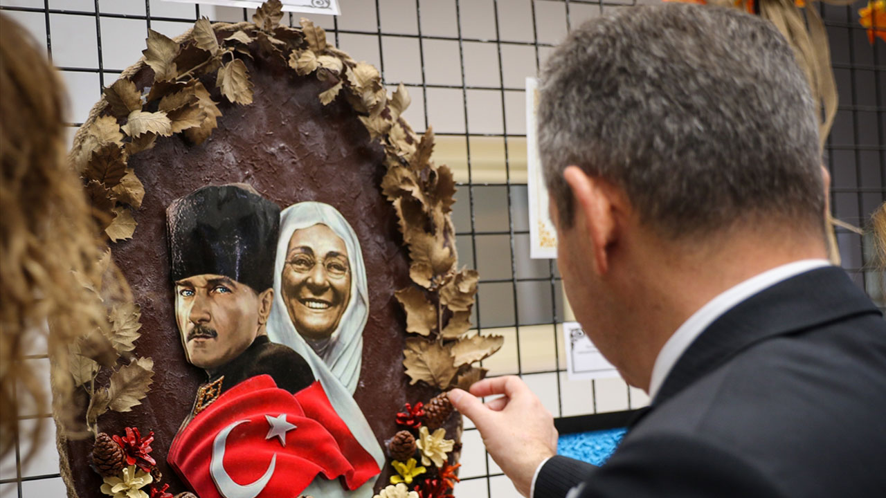 Uşak Atatürk Kültür Merkezi'nde Atatürk'ü anma programı düzenlendi
