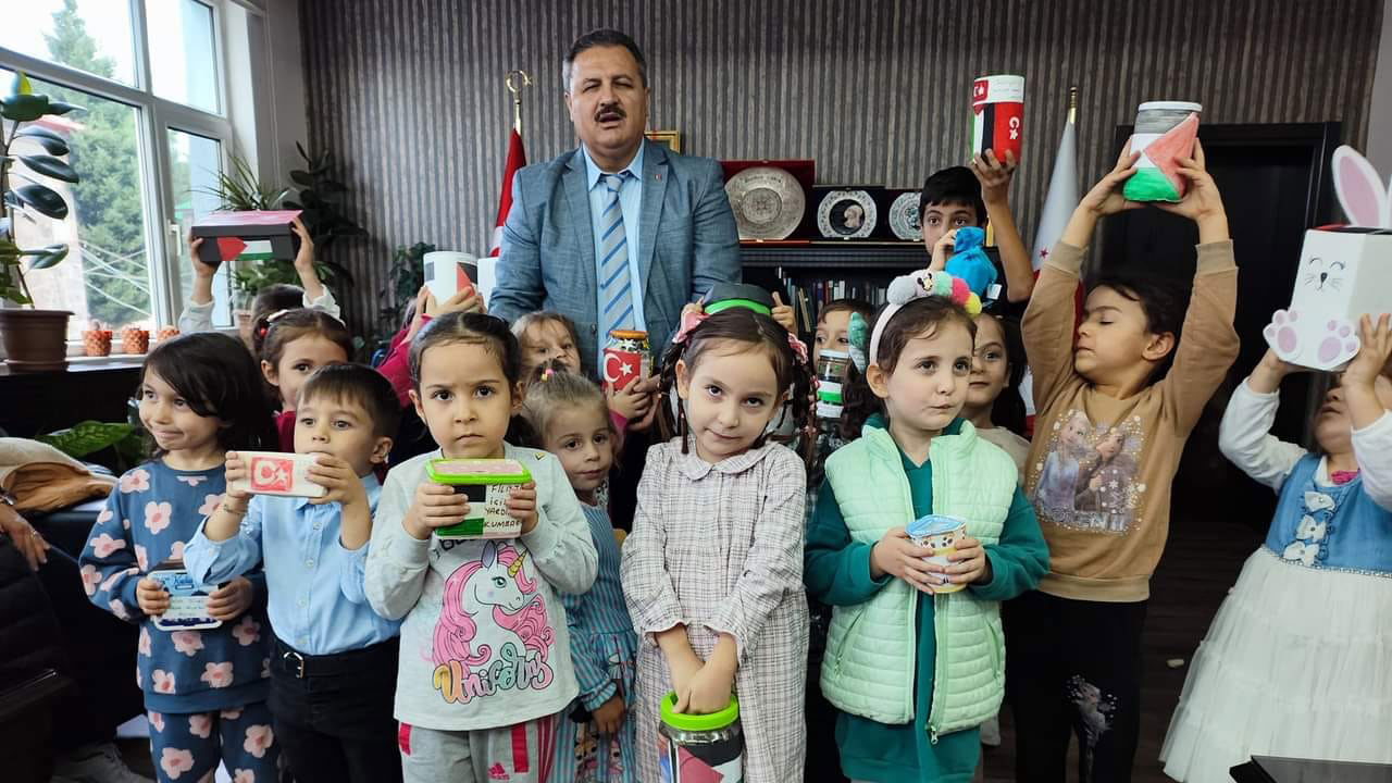 Uşak Müftülüğü’nün çocuk kursiyerleri kumbaralarını Gazze’ye gönderiyor