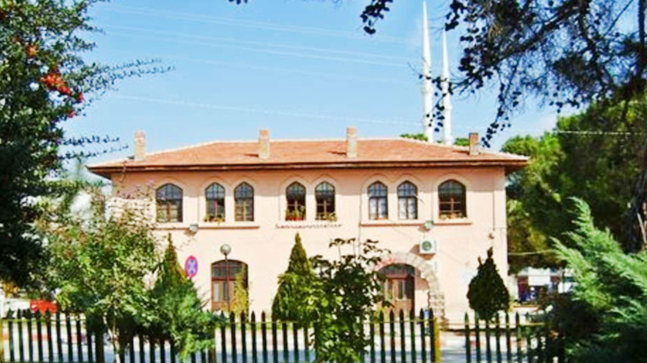 Eşme Kaymakamlığı ve Eşme Belediyesi nerede, adresleri ve iletişim bilgileri