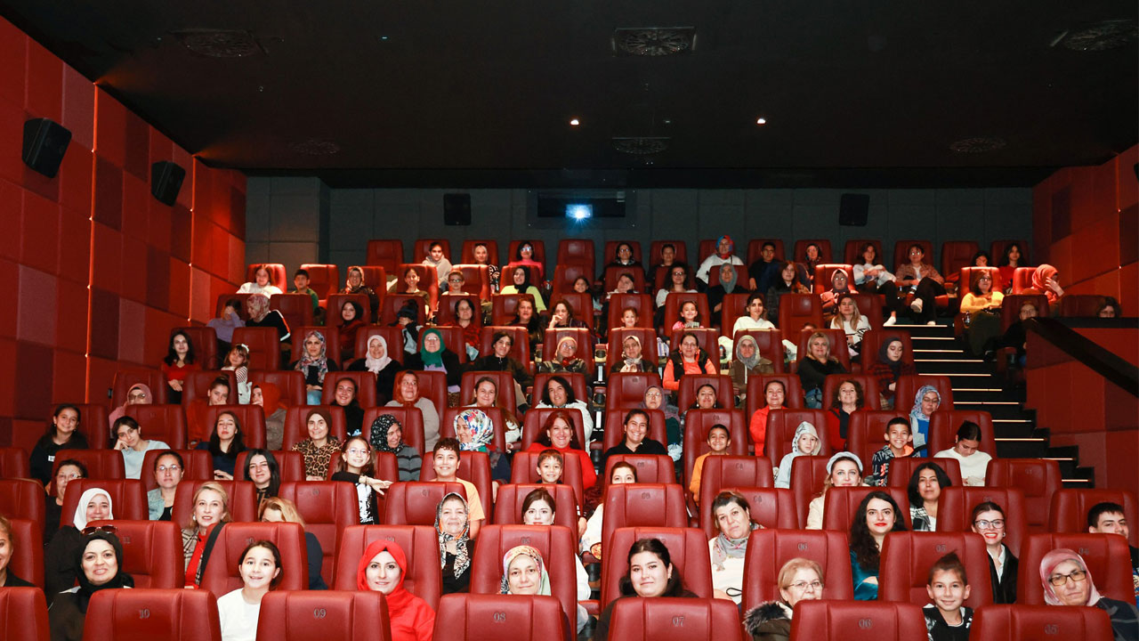 Uşaklı kadınlar UKAMER’in özel etkinliğinde buluştu! Sinema keyfi yaptı