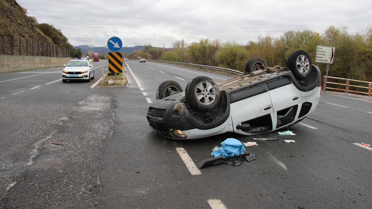 Uşak-İzmir kara yolunda takla atan otomobilin sürücüsü yaralandı