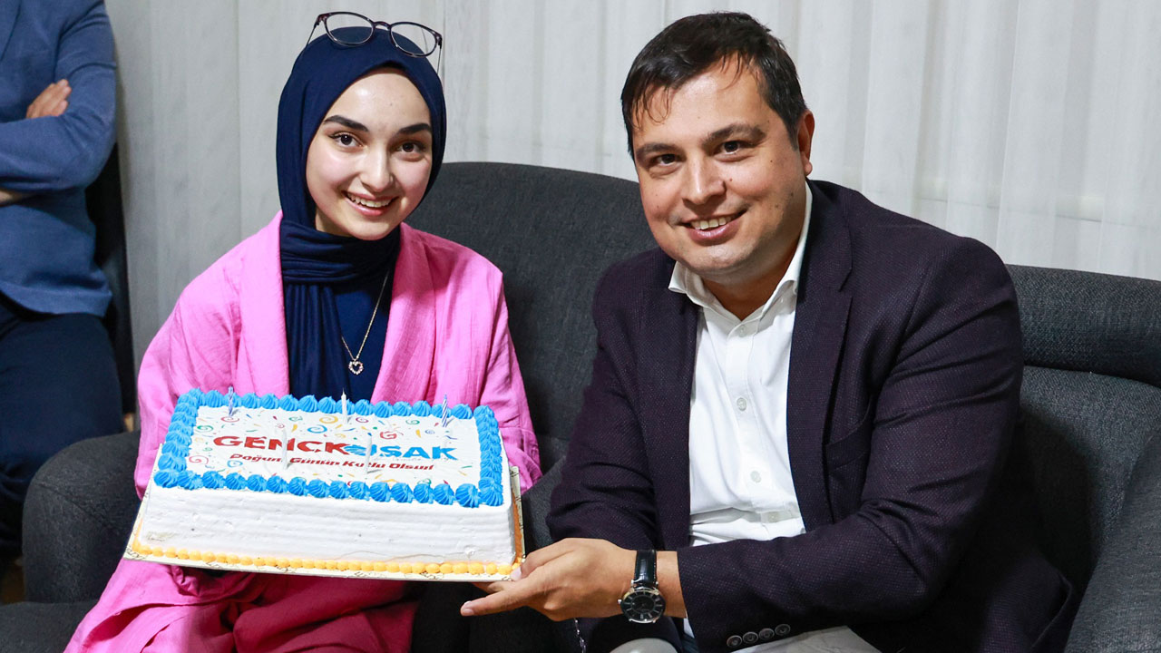 Başkan Mehmet Çakın’dan Uşaklı gençlere jest! Ziyarete gitti