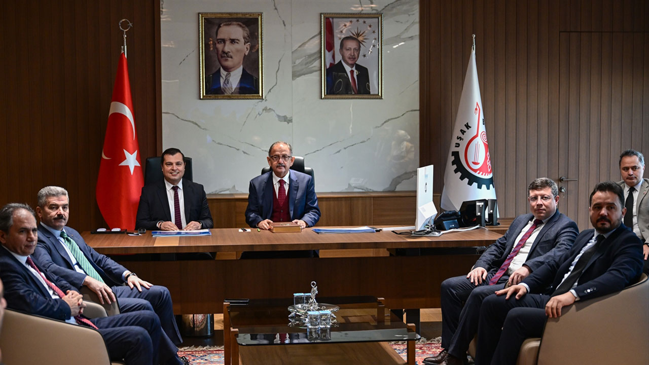 Bakan Özhaseki, Uşak'ta kentsel dönüşüm ofisi açılış ve imza törenine katıldı