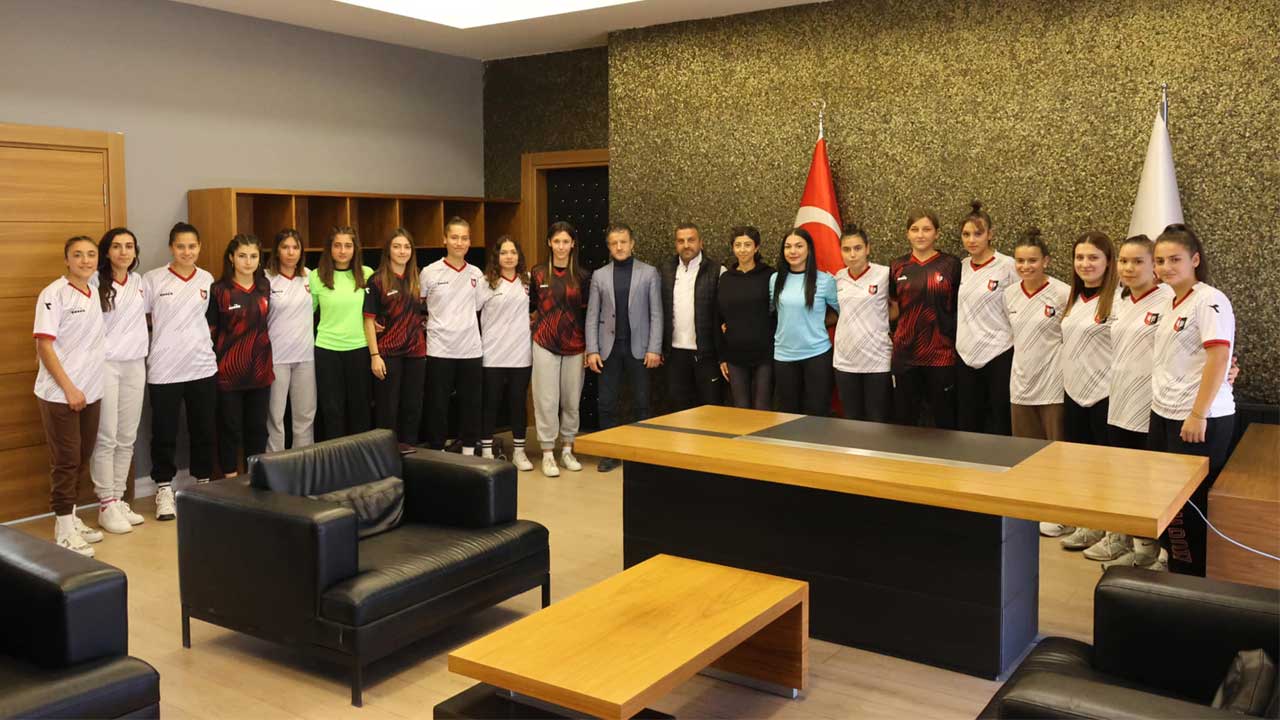 Uşak Kadın Futbol Takımı iddialı! 2. Lig’e damga vurmak istiyorlar