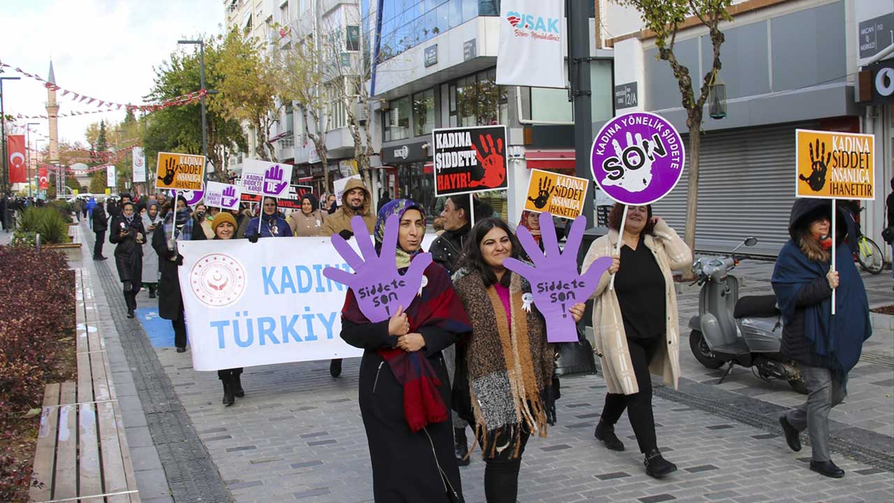 Uşaklı vatandaşlar "Kadına şiddete hayır" dedi