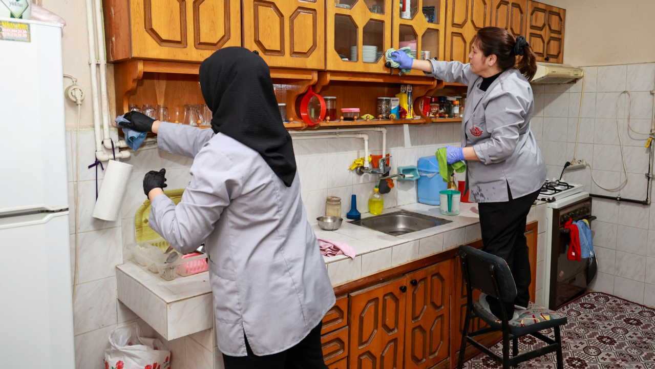 Uşak Belediyesi, yaşlı ve bakıma muhtaç vatandaşların evlerini tepeden tırnağa temizliyor