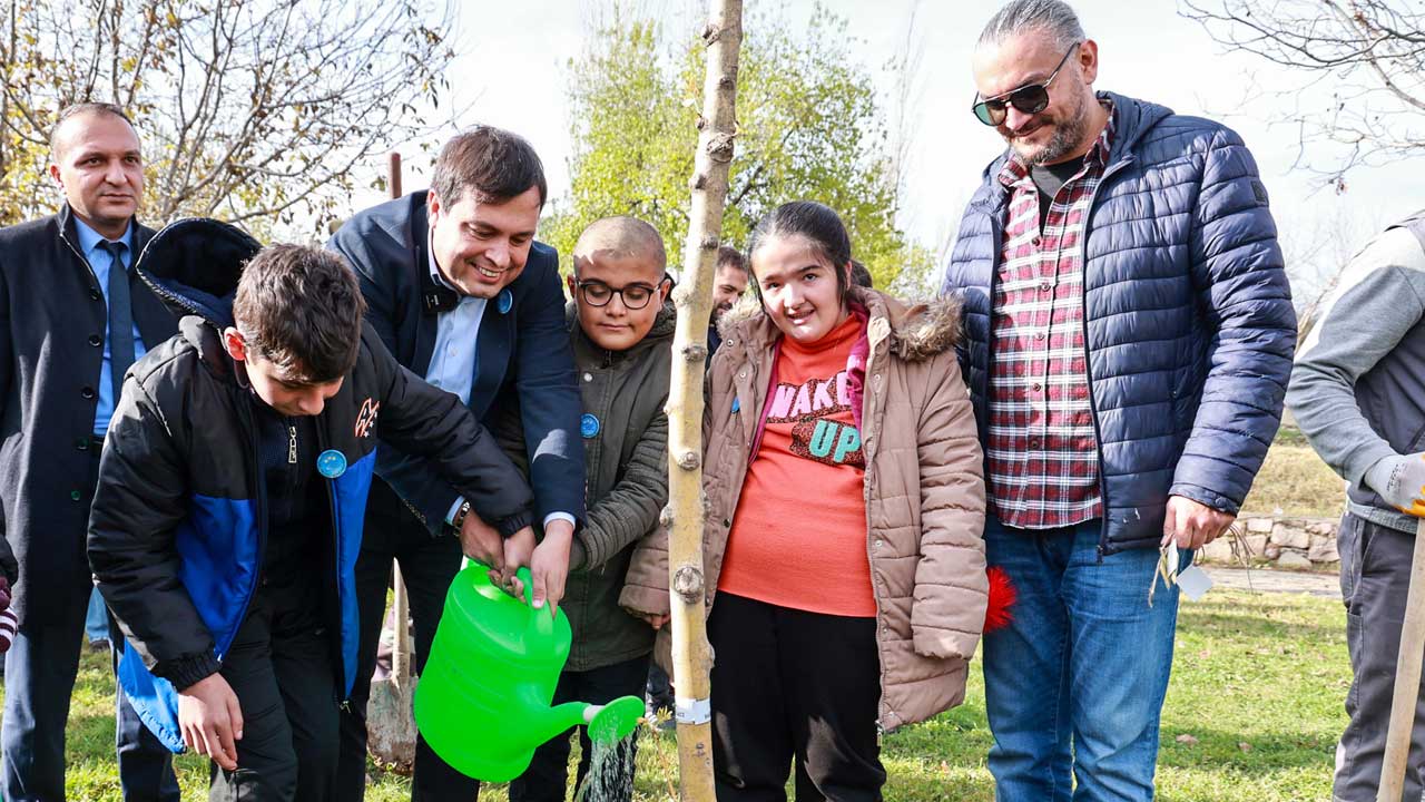 Uşak'ta özel gereksinimli çocuklardan fidanlara can suyu