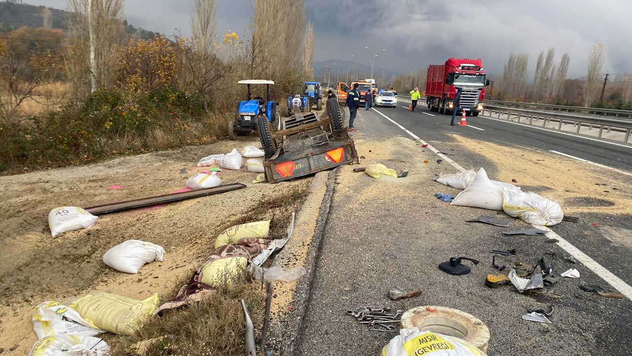 Uşak'ta kamyon traktöre çarptı! Sürücü Yüksel İşlek öldü