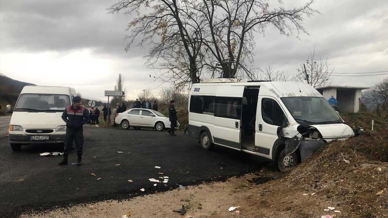 Simav'da öğrenci servisi kaza yaptı! 14 öğrenci yaralandı