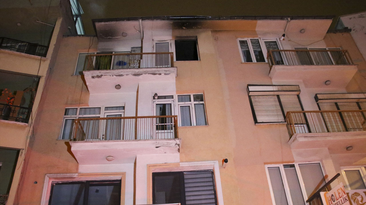 Uşak'ta 3 katlı apartmanda çıkan yangın söndürüldü