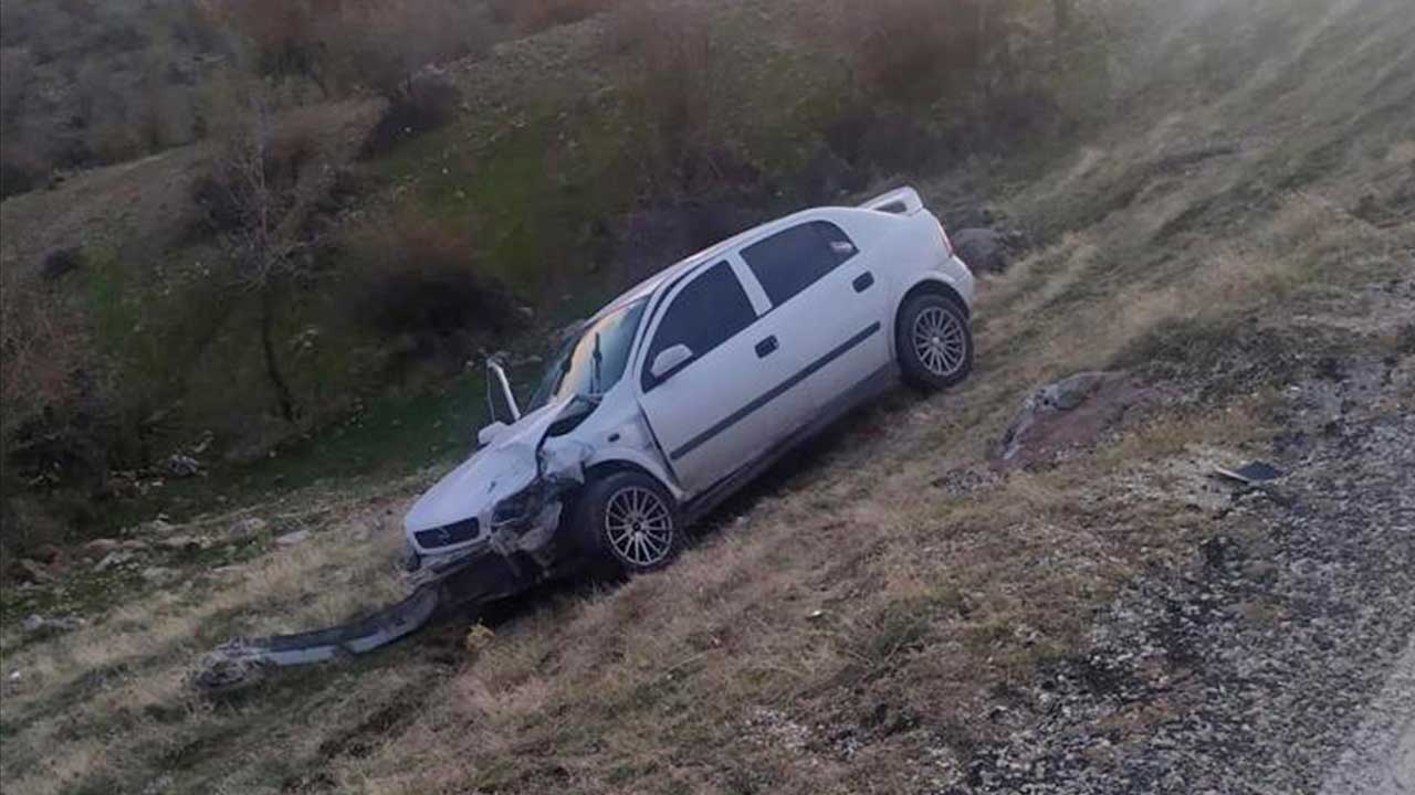 Selendi'de iki otomobilin çarpıştığı kazada 1'i çocuk 8 kişi yaralandı