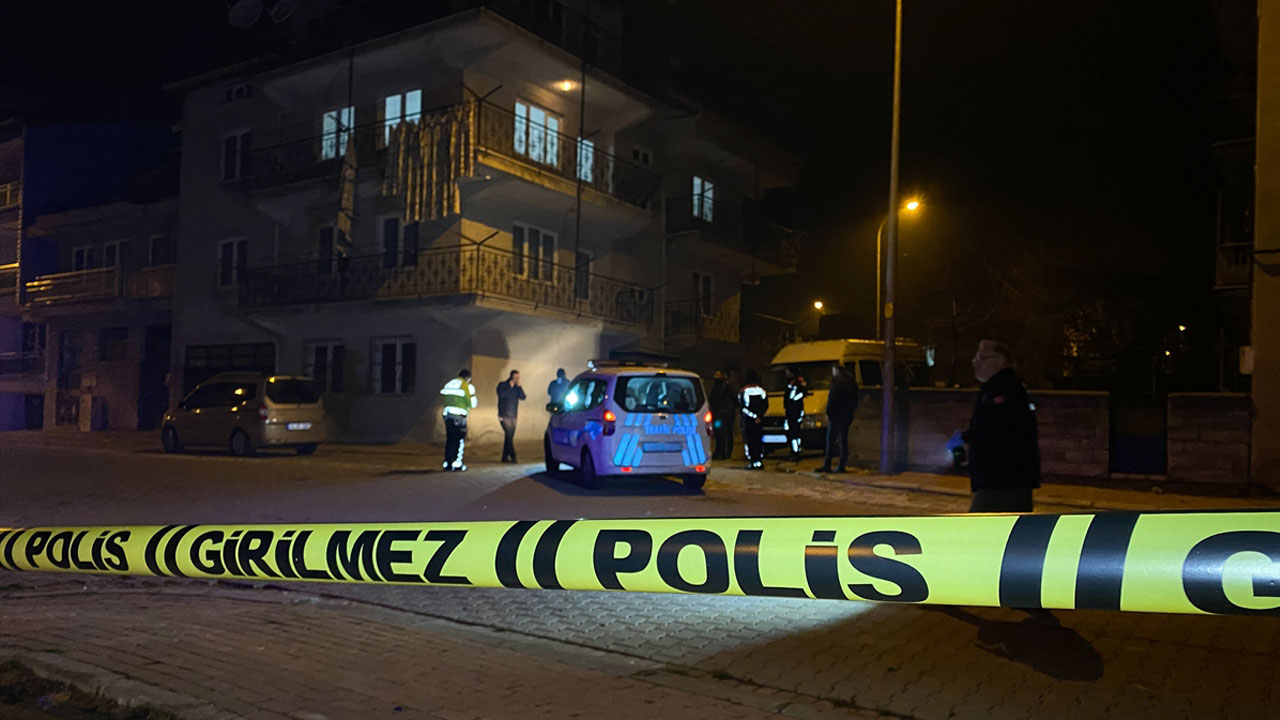 Uşak'ta polisin "dur" ihtarına uymayan otomobildekiler polis aracına saldırdı