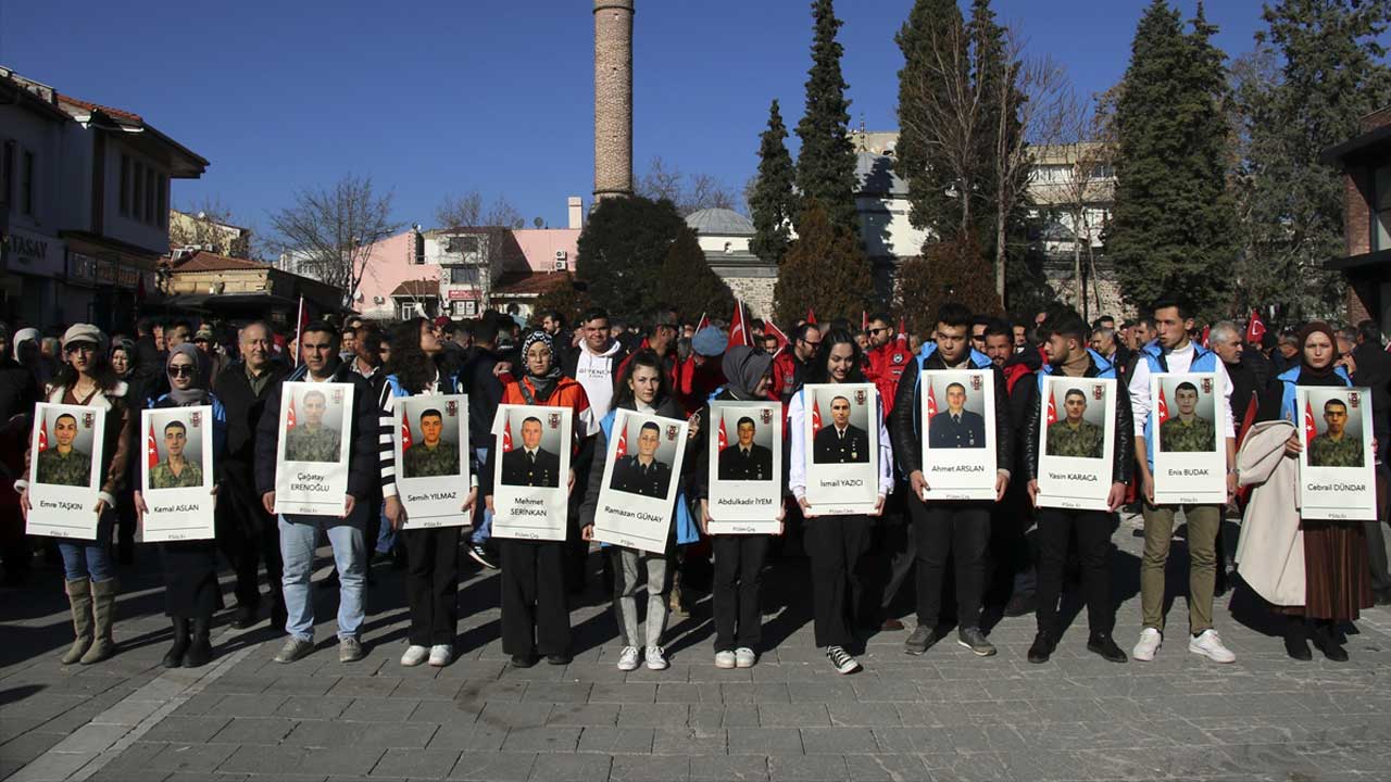 Uşak'ta "Şehitleri Anma ve Teröre Lanet" yürüyüşü düzenlendi