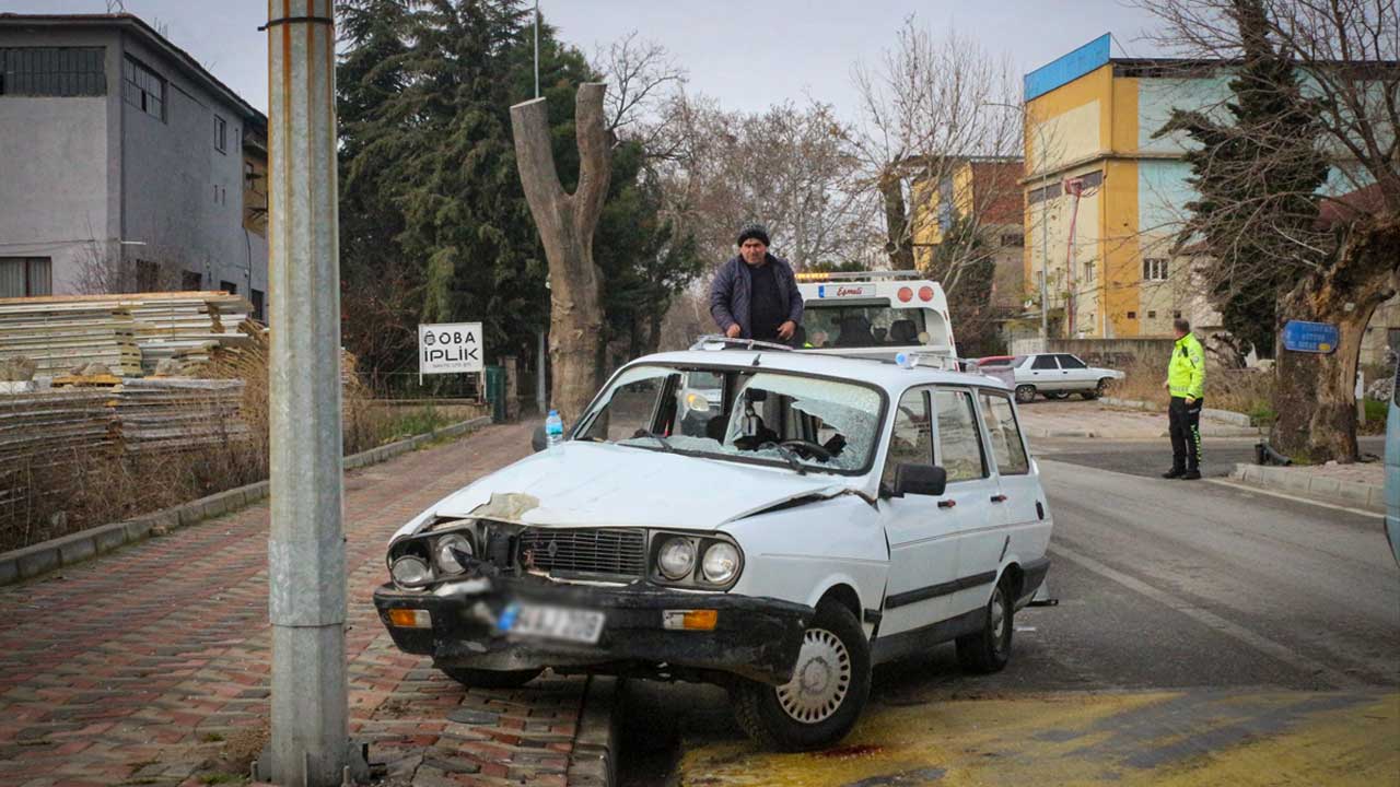 Uşak'ta aydınlatma direğine çarpan otomobildeki karı koca yaralandı
