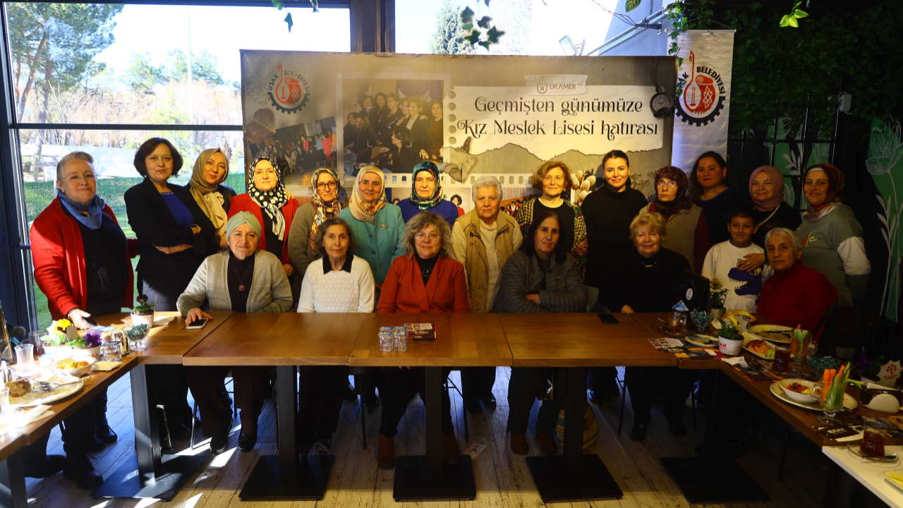Uşak Kız Meslek Lisesi’nin emektar öğretmenleri UKAMER binasında buluştu