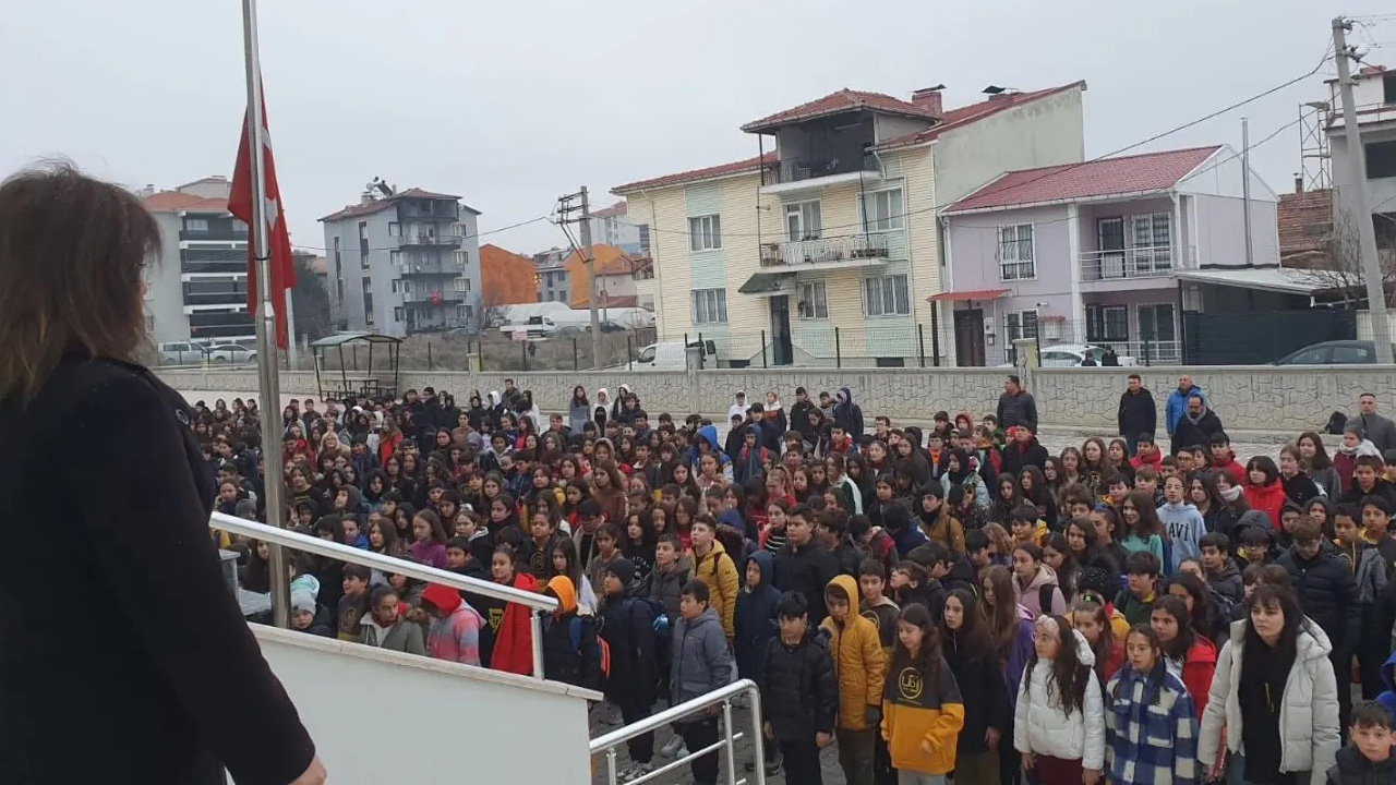 Uşak şehitlerini andı: Okullarda şehitlerimiz için saygı duruşu