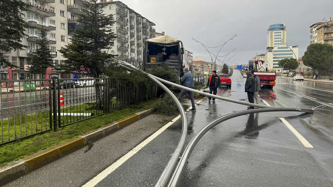 Uşak'ta kontrolden çıkan otobüs dehşet saçtı