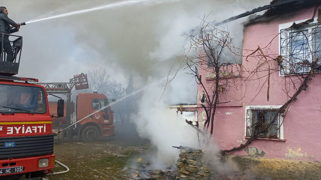 Uşak Karahallı'da müstakil ev yandı