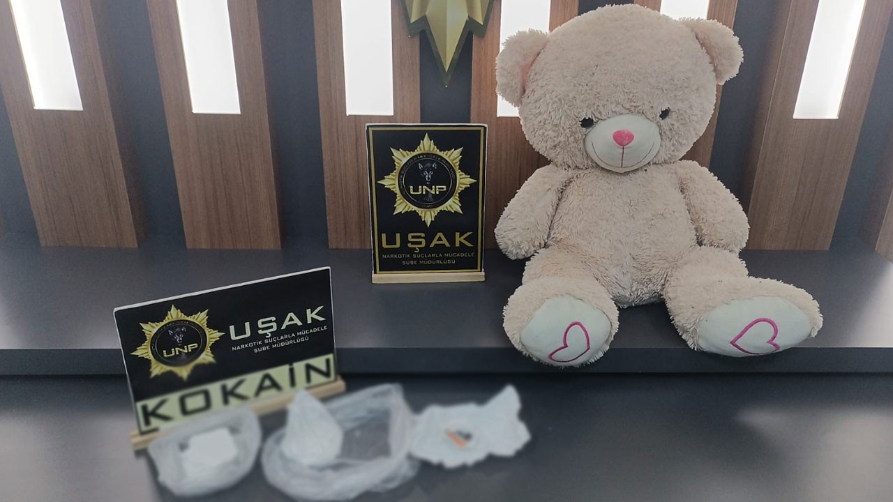Uşak polisi oyuncak ayıya gizlenmiş kokain ele geçirdi