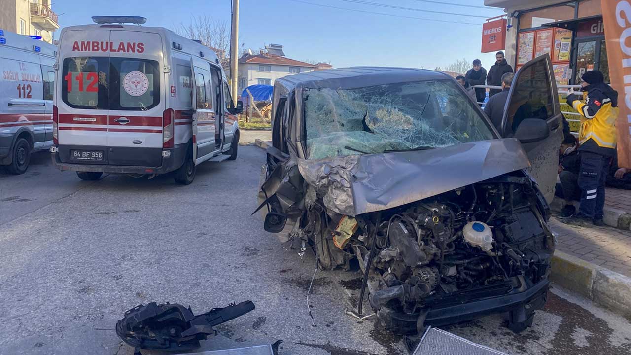 Uşak'ta panelvan minibüse ve yayaya çarptı! 4  kişi yaralandı