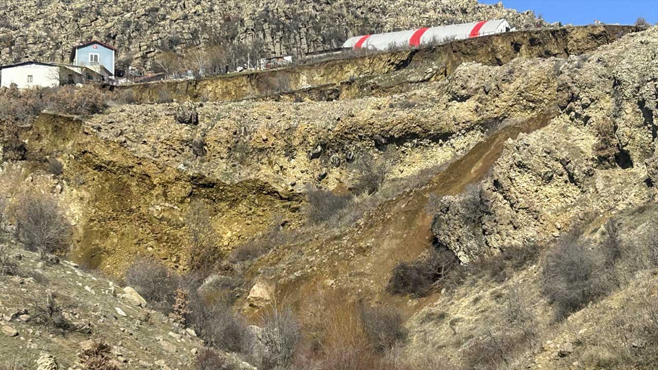 Uşak'ın Karacahisar köyünde heyelan medyana geldi! 2 ev tahliye edildi