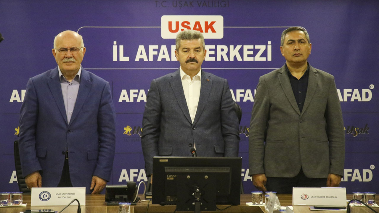 6 şubat depremlerinde hayatını kaybedenler Uşak'ta anıldı