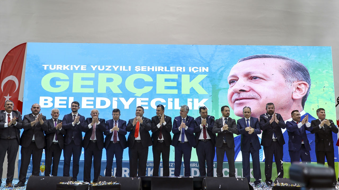 AK Parti'nin Uşak'taki belediye başkan adayları tanıtıldı