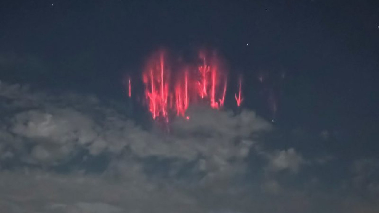 Ege Denizi’nde Kızıl Cin (Red Sprite) şovu! Görsel şov izleyenleri büyüledi